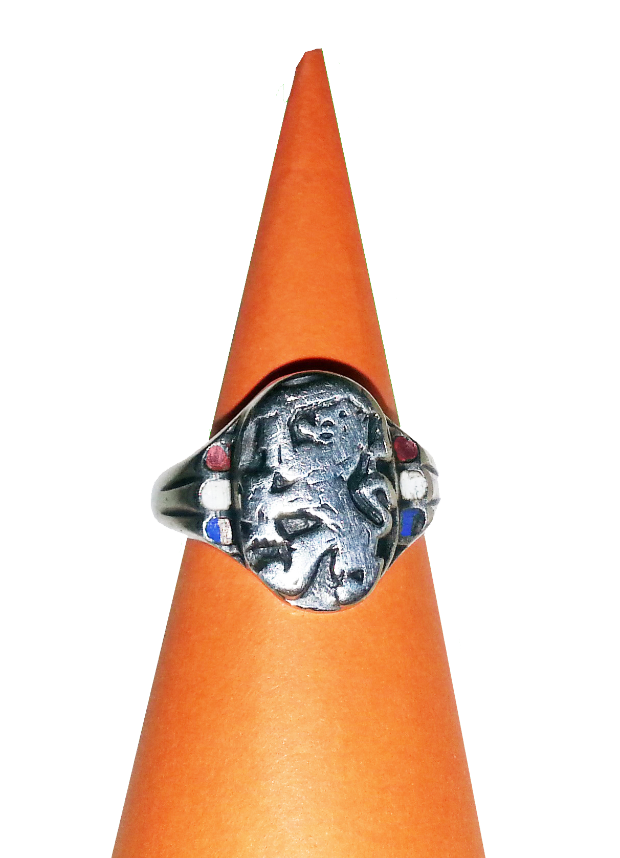 In de oorlog was het een populair tijdverdrijf om sieraden, lepeltjes en andere voorwerpen te maken die op subtiele wijze uitdrukkingen gaven aan de anti-Duitse gezindheid. Dit is een ringetjes met de Nederlandse leeuw en de kleuren rood, wit en blauw in emaille.  Het is afkomstig van Lissy Zwaagstra uit Sloten. Zij vertelt erover:  “Mij mij in de klas zaten kinderen van de jeugdstorm te pronken met hun uniform. Dan vond ik het fijn dat ik iets droeg – al was het nog zo klein – dat duidelijk maakte dat ik daar niet bij hoorde.”
